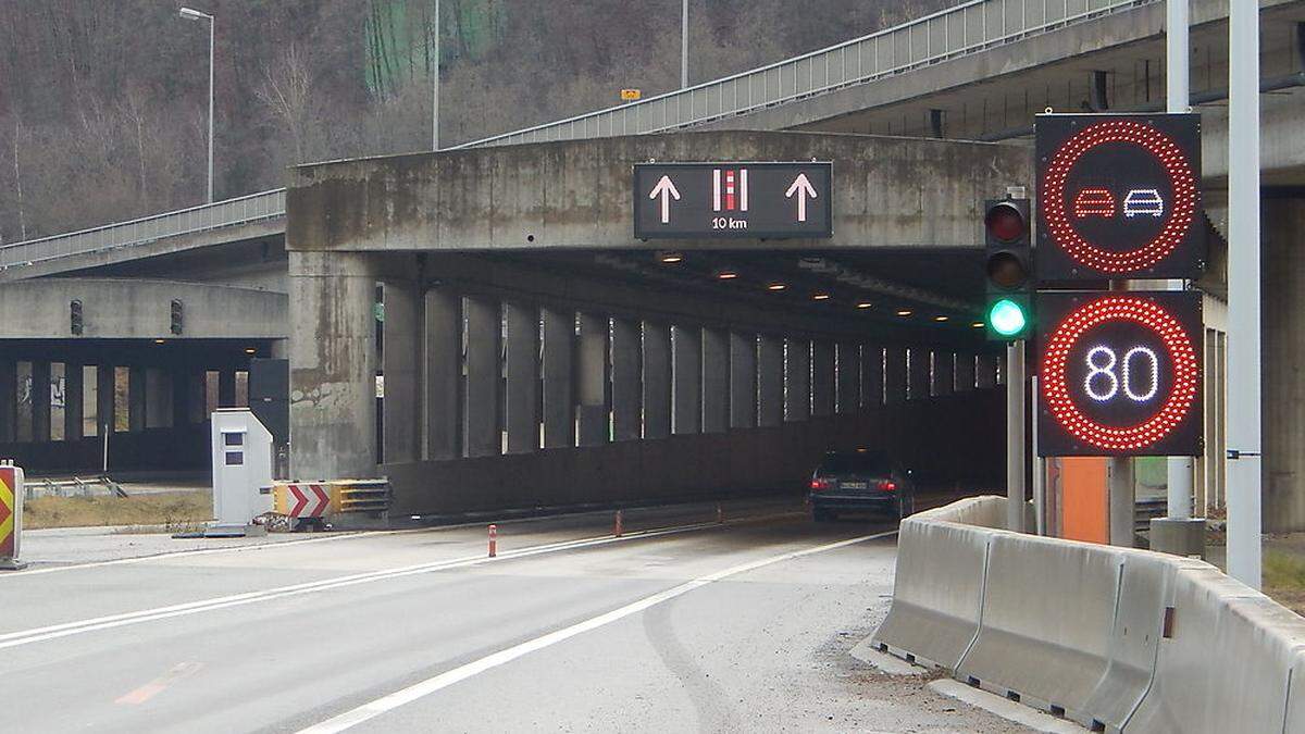 Tagsüber stehen beide Spuren für dieselbe  Fahrtrichtung zur Verfügung, in der Nacht gibt es Gegenverkehr