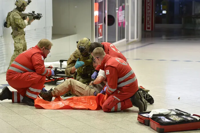 ilitärische Notfallsanitäter übernahmen die Erstversorgung der Verwundeten, die typische Verletzungsmuster nach Terroranschlägen aufwiesen - stark blutende Wunden. Als die Lage unter Kontrolle war, kamen zivile Rettungskräfte des Österreichischen Roten Kreuzes hinzu und transportierten die Verletzten ab.