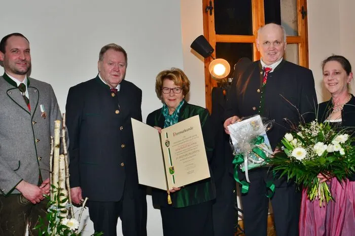 Später wurde sie auch zur Ehrenbürgerin der Gemeinde Lassing ernannt.