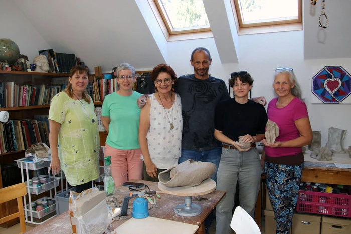 Auf Einladung von Initiatorin Ida Hafner (Dritte von links) sind Stylianos Kouklakis aus Griechenland, Isabella Primos aus St. Lorenzen ob Eibiswald, Barbara Ehrenreich aus Stallhofen, Gloria Dimmel aus Wien und Christine Kalcher aus Voitsberg am Symposium teil.
