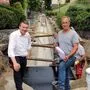 Entsorgungsreferent Vizebürgermeister Wolfgang Germ besichtigt mit Polier Johann Perne (Firma Kostwein) den Baufortschritt 