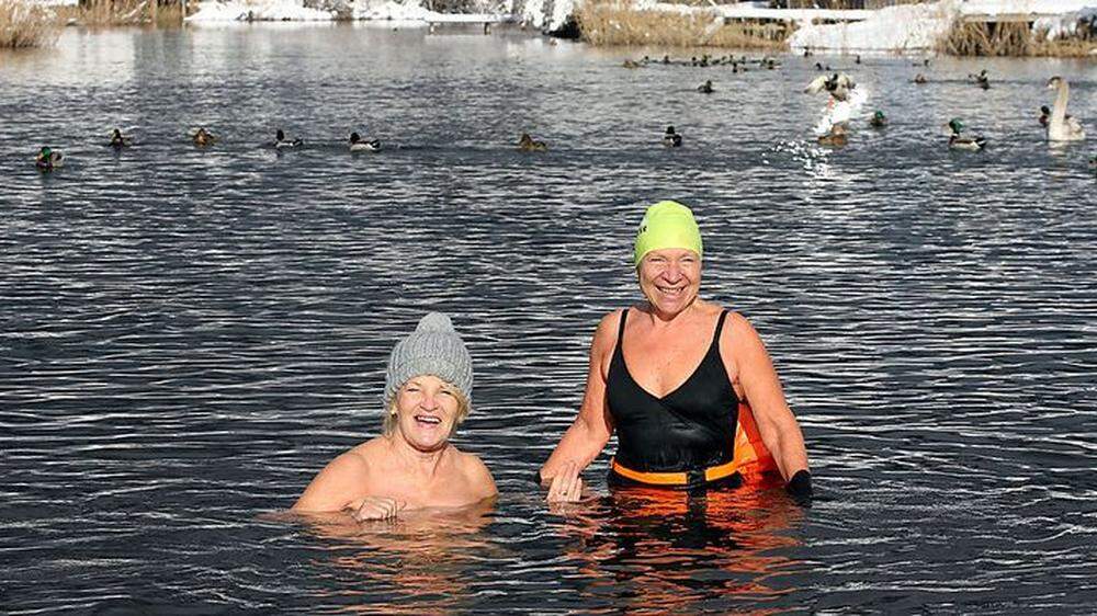 Annelinse Gareis-Waldburg (rechts) schwimmt im Winter bis zu sechsmal die Woche