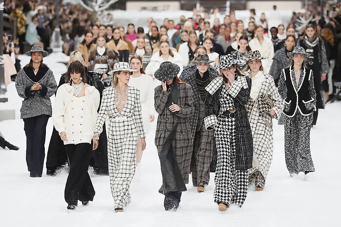 Neben dem britischen Model Cara Delevigne, die Lagerfeld lange als seine Muse auserkoren hatte. lief auch Penelope Cruz über die künstliche Schneelandschaft in Paris.