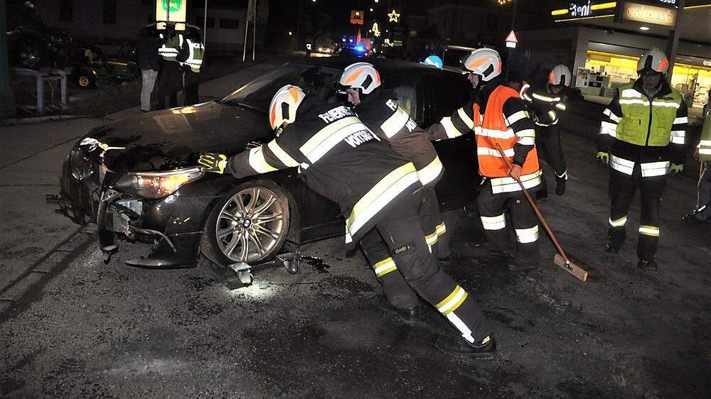 Die Freiwillige Feuerwehr schob den Unfallwagen von der Straße