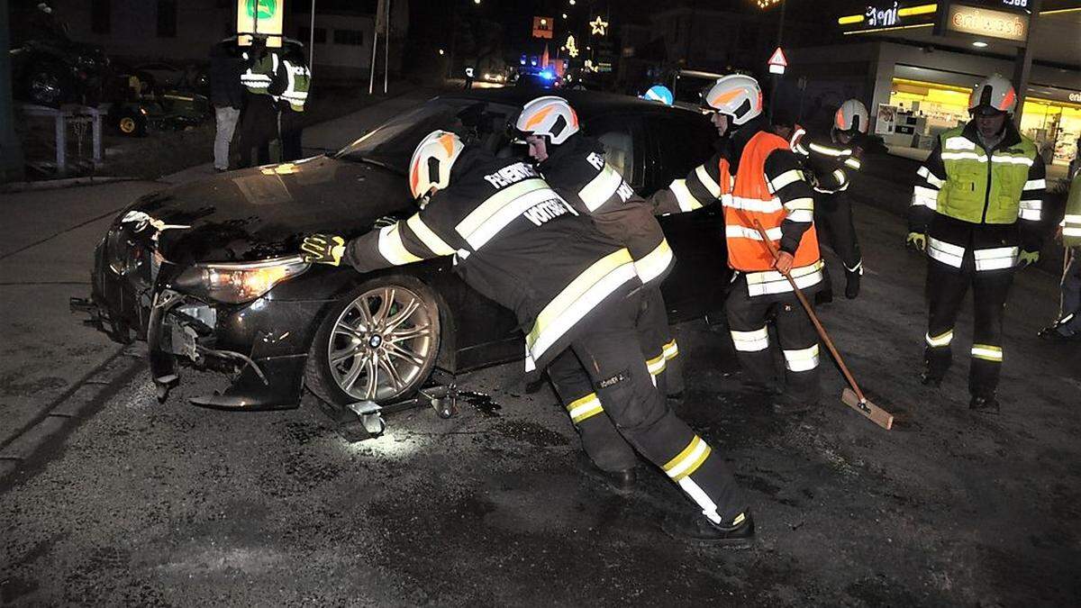 Die Freiwillige Feuerwehr schob den Unfallwagen von der Straße