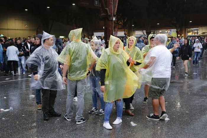 ... Regenponchos waren Freitagabend am Grazer Messeareal stark gefragt: Denn um 19 Uhr öffnete sich die Wolkendecke ...