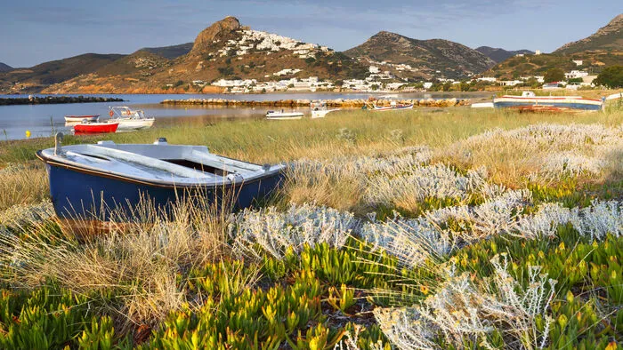 Die meisten Hotels auf Skyros stehen am Strand von Magazia und Molos (im Bild) im Nordosten der Insel, der sich mit viel Grün und schönen Sandstränden empfiehlt. Aber keines von ihnen, ebenso wenig wie die Privathäuser, sind höher als ein Stockwerk.