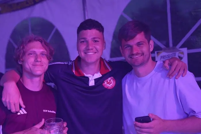 Am Abend verlagerte sich das Geschehen vom Fußballplatz in den Festbereich. Bei bester Stimmung wurde gemeinsam auf acht Jahrzehnte Vereinsgeschichte angestoßen.