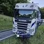 Das Motorrad schlitterte nach einem missglückten Überholmanöver unter den Lkw 