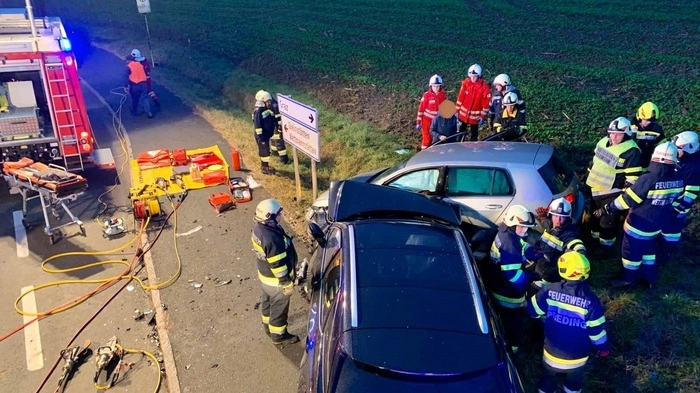 Samstagnachmittag, dem 23.11.2019 ereignete sich gegen 16 Uhr ein schwerer Verkehrsunfall auf der L303 bei der "Knotz"-Kreuzung in Zehndorf. Ein Großaufgebot von Rettungskräften war im Einsatz.