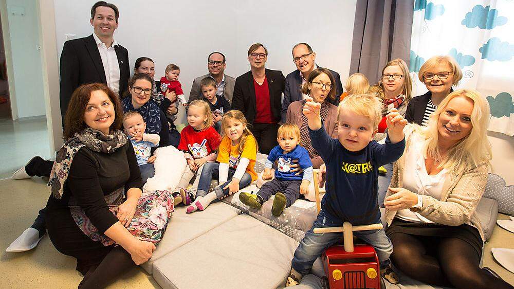 Tagesmutter Rita Schaffernak (rechts) mit Kindern, den Wesonig-Geschäftsführern und Eröffnungsgästen in den Betreuungsräumen