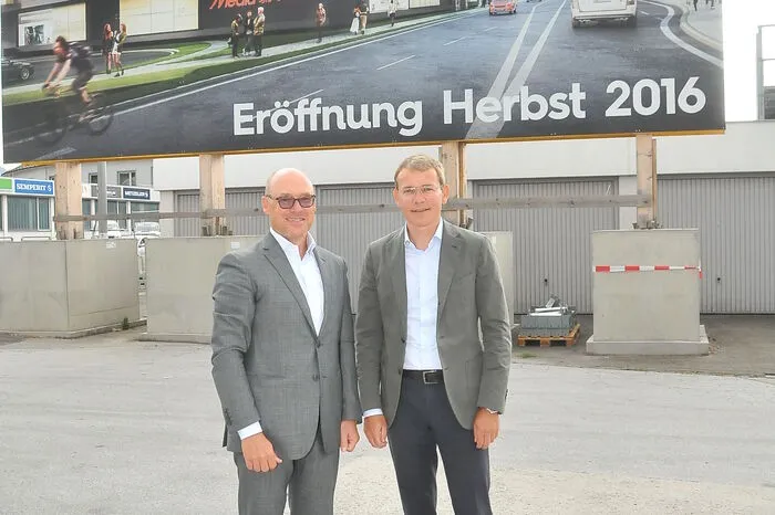 Viele neue Geschäftsmarken werden in der Bezirkshauptstadt Liezen ihre Zelte aufschlagen: die Parfümeriekette Douglas, die bisher in der Obersteiermark nicht vertreten war, Dressmann, Hunkemöller (Wäsche), CCC Humanic, Tom Tailor, Orsay, Nanu Nana, Le Clou, Bijou Brigitte, Colloseum, Comma, Reformhaus Martin, TUI, BIK BOK, Depot und Cecil.