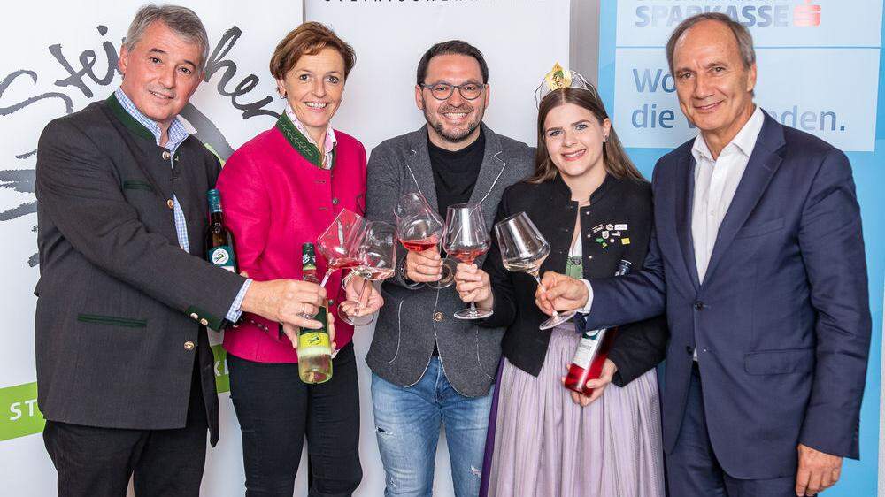 Werner Luttenberger (GF Wein Steiermark), Maria Pein (Vizepräsidentin LK), Stefan Potzinger (Obmann Wein Steiermark), Katja I. (Weinkönigin) und Franz Kerber (Vorstand Steiermärkische  Sparkasse). 
