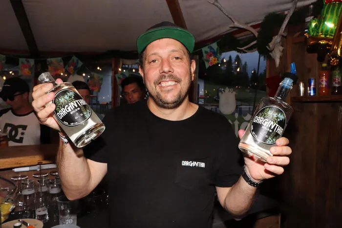 Mario Stranig mit seinem Gin aus Kärntner Produkten.