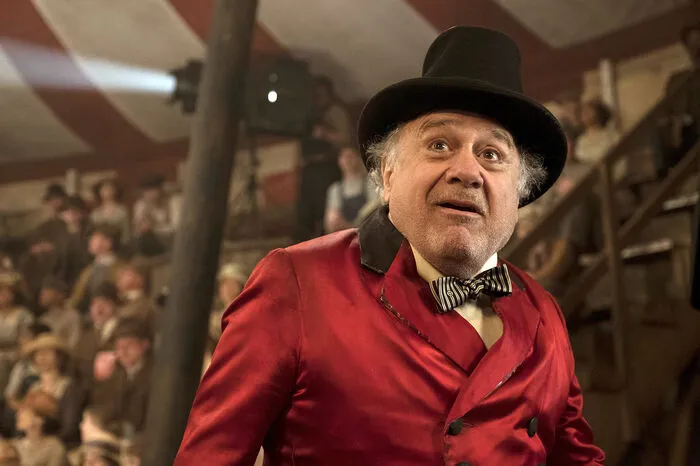 Tim Burton inszeniert den Höhenflug des Dickhäuters. Zirkusdirektor Max Medici (Danny DeVito in Hochform) bringt ihn bei den Elefanten unter.