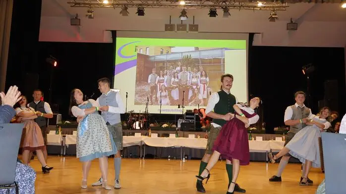 Die Landjugend Altenberg-Kapellen-Neuberg eröffnete die Veranstaltung mit einer schwungvollen Polonaise