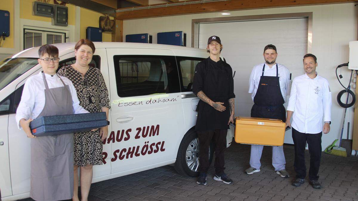 Das junge Küchenteam des Bergler Schlössls: Lehrling Alexander Brückler, Chefin Maria Riedl-Baumann, Lukas Hödl, Fabio Gütl und Chefkoch Wolfgang Meichenitsch (v.l.)