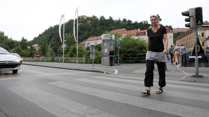 Die Verkehrsreferentin Rücker stellte die Ampeln für Fußgänger länger auf Grün.