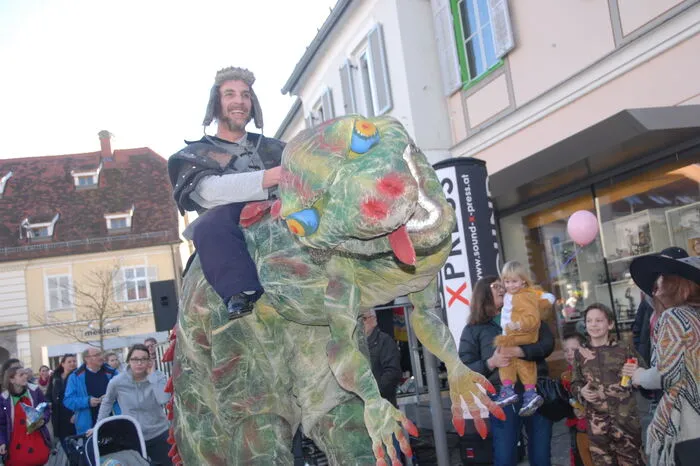 Auch ein Dinosaurier nahm heuer erstmals in Gleisdorf teil.