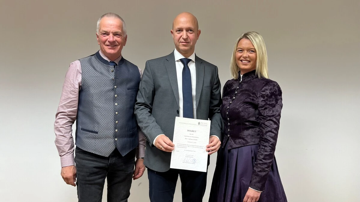 Nach 35 Jahren in der Gemeindepolitik trat Patriz Rechberger (links) als Bürgermeister von Vorau zurück. Bezirkshauptfrau Kerstin Raith-Schweighofer übernahm die Angelobung von Nachfolger Andreas Geier