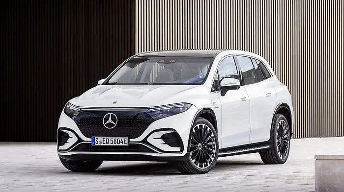 Mit der Limousine Mercedes EQS teilt sich das siebensitzige SUV gleichen Namens nicht nur die technische Plattform, sondern auch die Länge des Radstands von 3,21 Meter. Allerdings ist er mehr als 20 Zentimeter höher, nämlich 1,72 Meter (Länge 5,13, Breite 1,96 Meter).