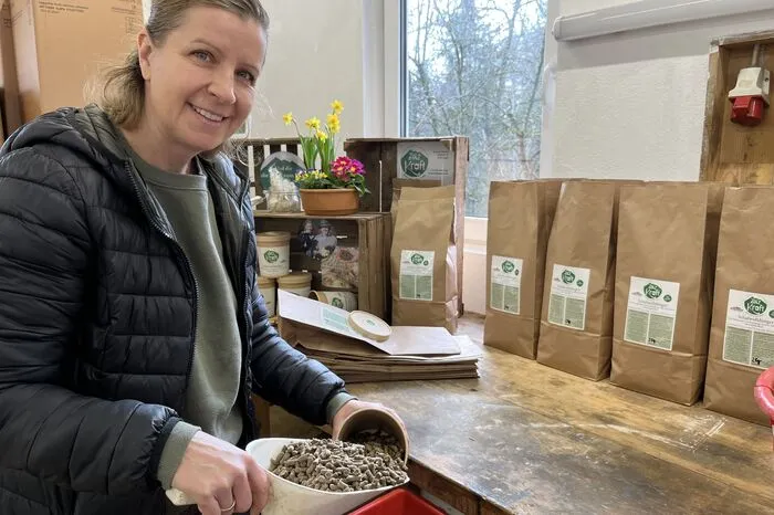 Doris Schröck beim Verpacken der fertigen Pellets.