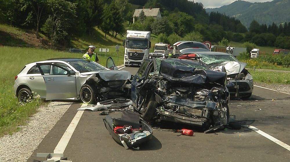 Drei Fahrzeuge waren in den Unfall involviert: Für ein Ehepaar aus Niederösterreich gab es keine Rettung, sie verstarben an Ort und Stelle