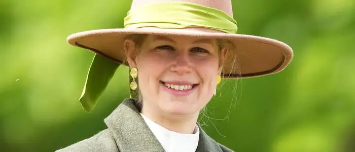 Lady Louise Windsor lächelt in die Kamera