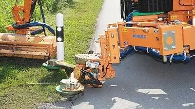 Bitte warten, heißt es vorerst für die Straßenbauhöfe: Für Leitpfostenmäher hat das Land derzeit kein Geld 