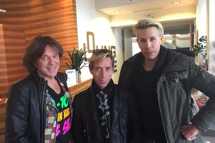 ... hier hat Drews übrigens mit Künstlermanager Helmut Werner und DJ Florian Wess im "Hotel Süd" eingecheckt - und ganz rustikal gespeist: Dem Stimmungs-Star servierte Hotel-Chef Hubert G. Pferzinger geröstete Leber.
