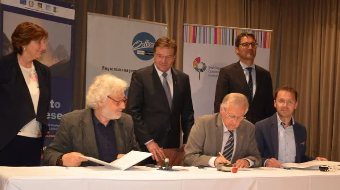Daniela Larese Filo, Präsidentin der Provinz Belluno, Flaminio Da Deppo, Platter, Erwin Schiffmann, RMO-Obmann, Kompatscher und Roland Griessmair (von links) 