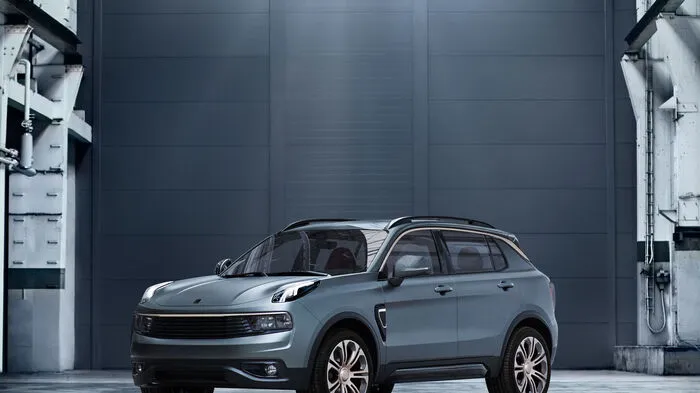 Der chinesische Hersteller Geely, seit 2010 Eigentümer von Volvo, bereitet offensichtlich eine globale Marktoffensive vor und hat nun sein erstes Modell präsentiert, das ab Ende 2018 auch in Europa auf den Markt kommen soll und technisch auf dem großem SUV der Schweden, dem XC90, basiert.