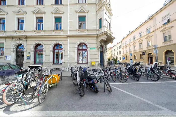 Viele geparkte Fahrräder bei einem Abstellplatz