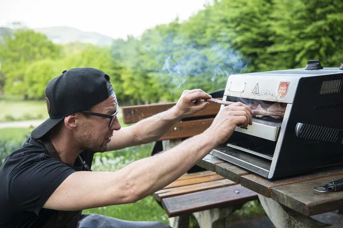 Der dritte Griller von Robert Buchberger ist ein spezieller Gasgriller - ein Oberhitzegriller, der Steaks von oben mit bis zu 900 Grad brutzeln kann.