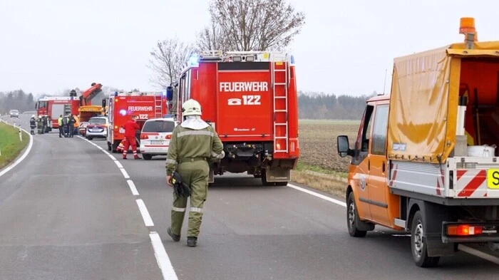 Die Feuerwehren Pertlstein (Einsatzleitung), Fehring, Feldbach und Leitersdorf waren mit 28 Einsatzkräften und 7 Fahrzeugen an der Unfallstelle.
