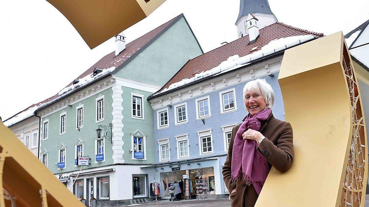 Friederun Pleterski auf dem St. Veiter Hauptplatz