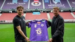 Bereits für das kommende Spiel gegen den GAK wird das Trikot umgestaltet. Im Bild: Thorsten Mahrer mit Geschäftsführer Peer Jaekel