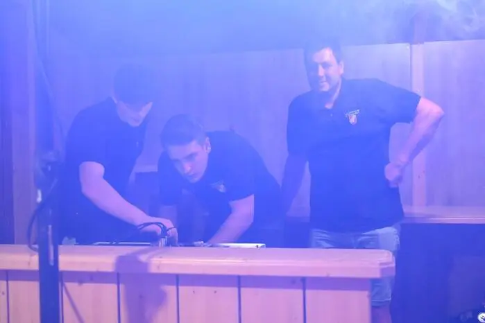 In der Disco sorgte der Kamerad Johannes Krassnitzer (im Bild l.)nmit den beste Beats für beste Atmosphäre.