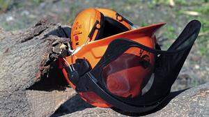 Schwer verletzt wurde ein Mann bei Forstarbeiten im Bezirk Graz-Umgebung