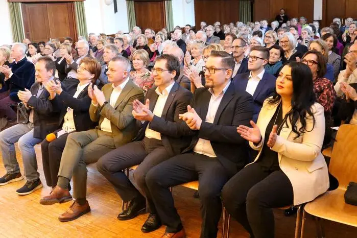 Nicht mit Applaus sparten am Sonntag unter anderem Landtagsabgeordneter Günter Leikam, Künstler Werner Hofmeister, Sänger-Urgestein Engelbert Gruber (97 Jahre) sowie die ehemaligen Bürgermeister Hilmar Loitsch, Helmut Lassernig und Burkhard Trummer. 