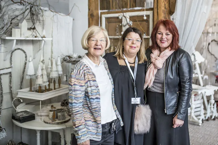 Diese können bei der aktuellen Adventausstellung bewundert und erstanden werden. Am Mittwoch wurde die Ausstellung mit Geschäftsführerin Maria Witting und den Vorstandsmitgliedern Barbara Kurzmann und Andrea Wulz eröffnet. Klicken Sie sich durch unsere weihnachtliche Fotoserie...