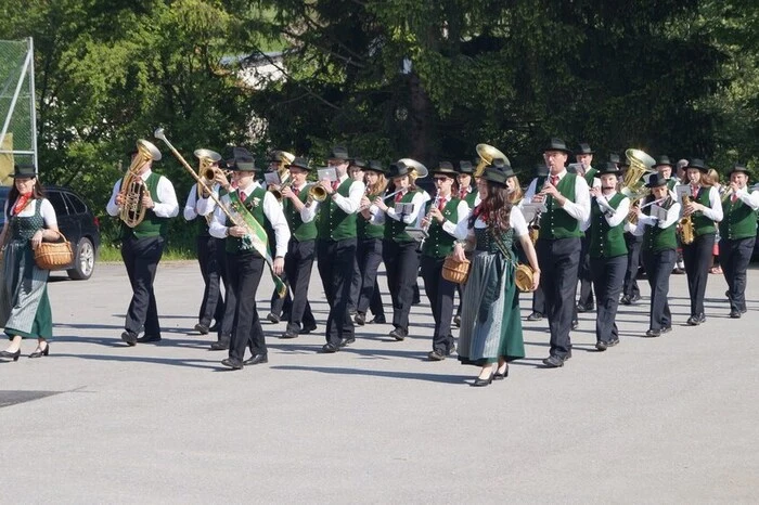 Einige Musikkapellen sind als musikalische Gratulanten zum Festplatz gekommen und feierten mit der Pfarrgemeinde und vielen Festbesuchern den Festgottesdienst.