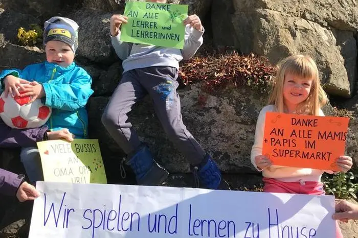 Michael (8) und Leonie Büsel (6) und ihr Cousin Jakob Richter (2) bedanken sich und schicken Bussis an Großeltern und Urlis.