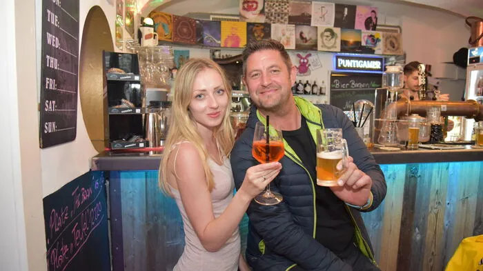 Die Gäste, die am Samstag in den geöffneten Lokalen in der Klagenfurter Innenstadt unterwegs waren, waren bestens gelaunt (wie am Foto zu sehen im: Das Wohnzimmer). .  . 