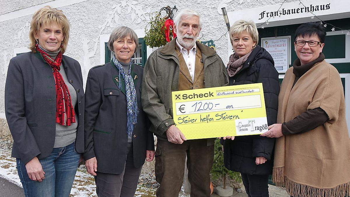 Gerlinde Wengg, Helga und Gerhard Pischinger, Andrea Emmerstorfer und Christa Mayerhofer (v.l.) vom „Creativ Verein Tragöß“