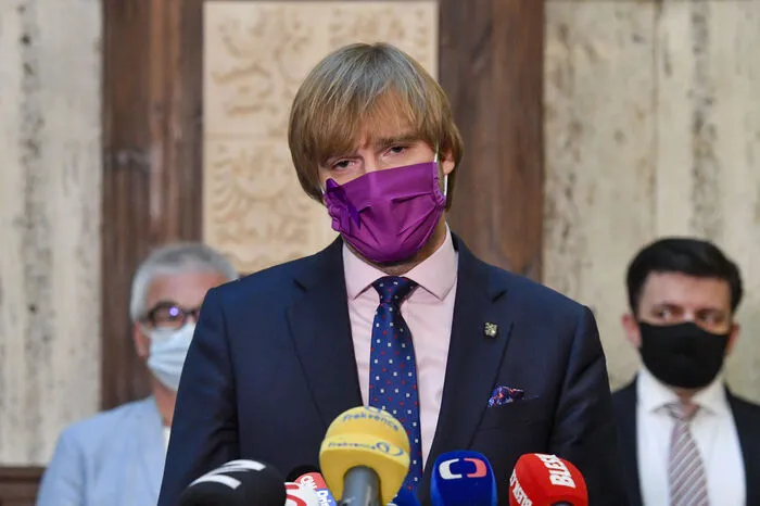 Die Pandemie hat bereits drei tschechische Gesundheitsminister das Amt gekostet: Adam Vojtěch nahm Mitte September seinen Hut, nachdem er sich mit seinem Plan einer Verschärfung der Corona-Maßnahmen angesichts explodierender Infektionszahlen nicht gegen Premier Andrej Babis durchsetzen konnte.