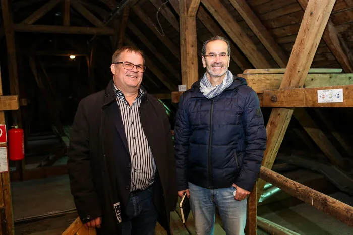 ...für die Profis der GBG noch viel mehr: Karl-Heinz Hödl und Saman Zandi verantworten die notwendige Sanierung des Daches und des Dachstuhls.