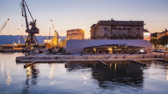 Auf dem Weg in den Süden, zu den Inseln der Kvarner-Bucht oder zu einem Segeltörn entlang der dalmatinischen Küste, bleibt Rijeka oft zu Unrecht unbeachteter Zwischenstopp. Doch die Stadt am Fluss, der „Hafen der Vielfalt“, wie das Motto für das Kulturhauptstadtjahr 2020 heißt, ist ein Hotspot an der Adria, der mehr als die Durchreise wert ist.