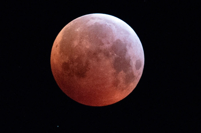 Doch der frühe Start in die Woche wurde - zumindest in Wien - mit perfekter Sicht auf einen total verfinsterten, rötlich gefärbten Mond belohnt.