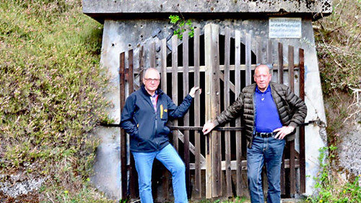 Nachbarschaftsvertreter Ernst Wernitznig und Herbert Pitzler vor dem Förolacher Erbstollen